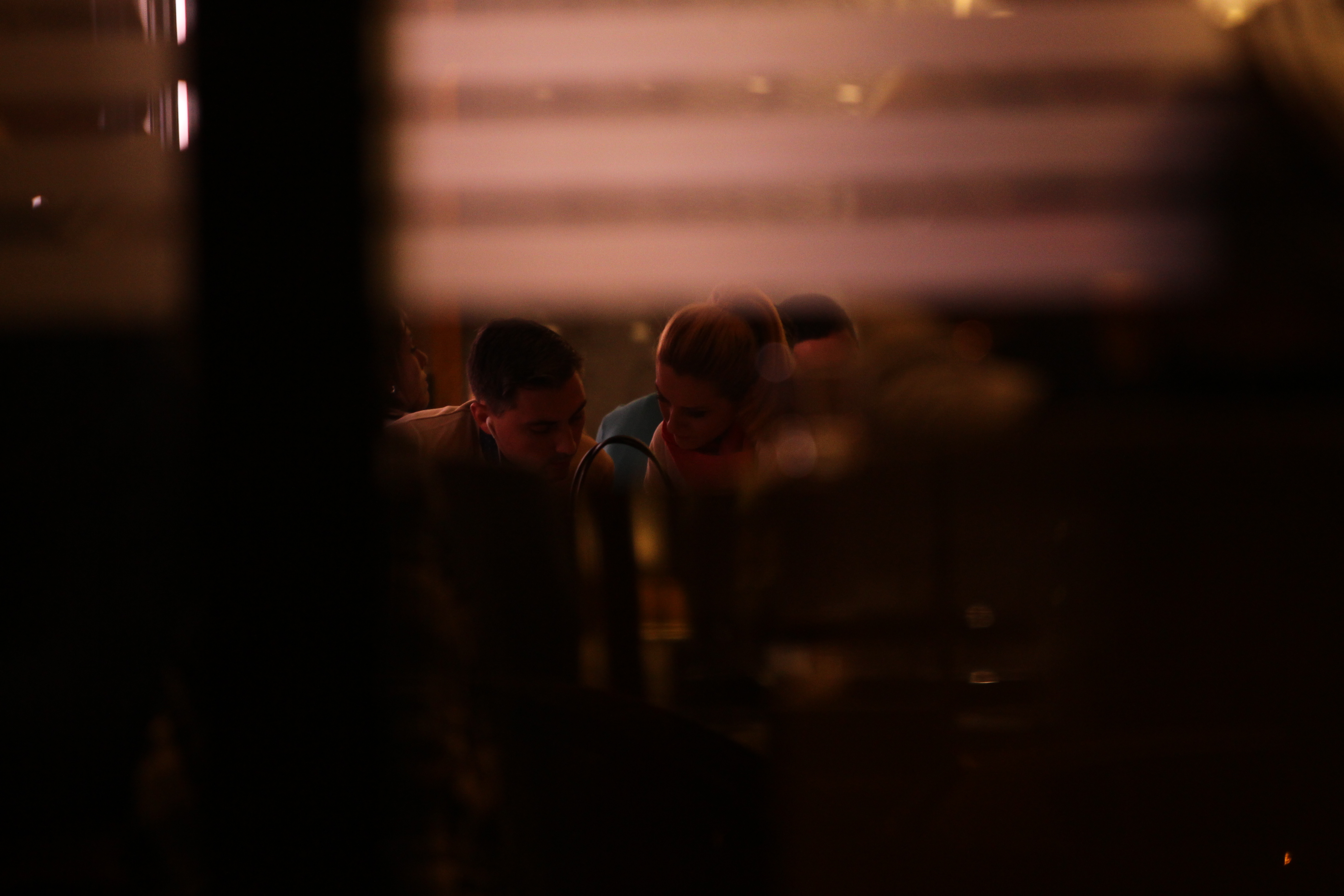 Sotii Ciucu se uita impreuna pe meniu