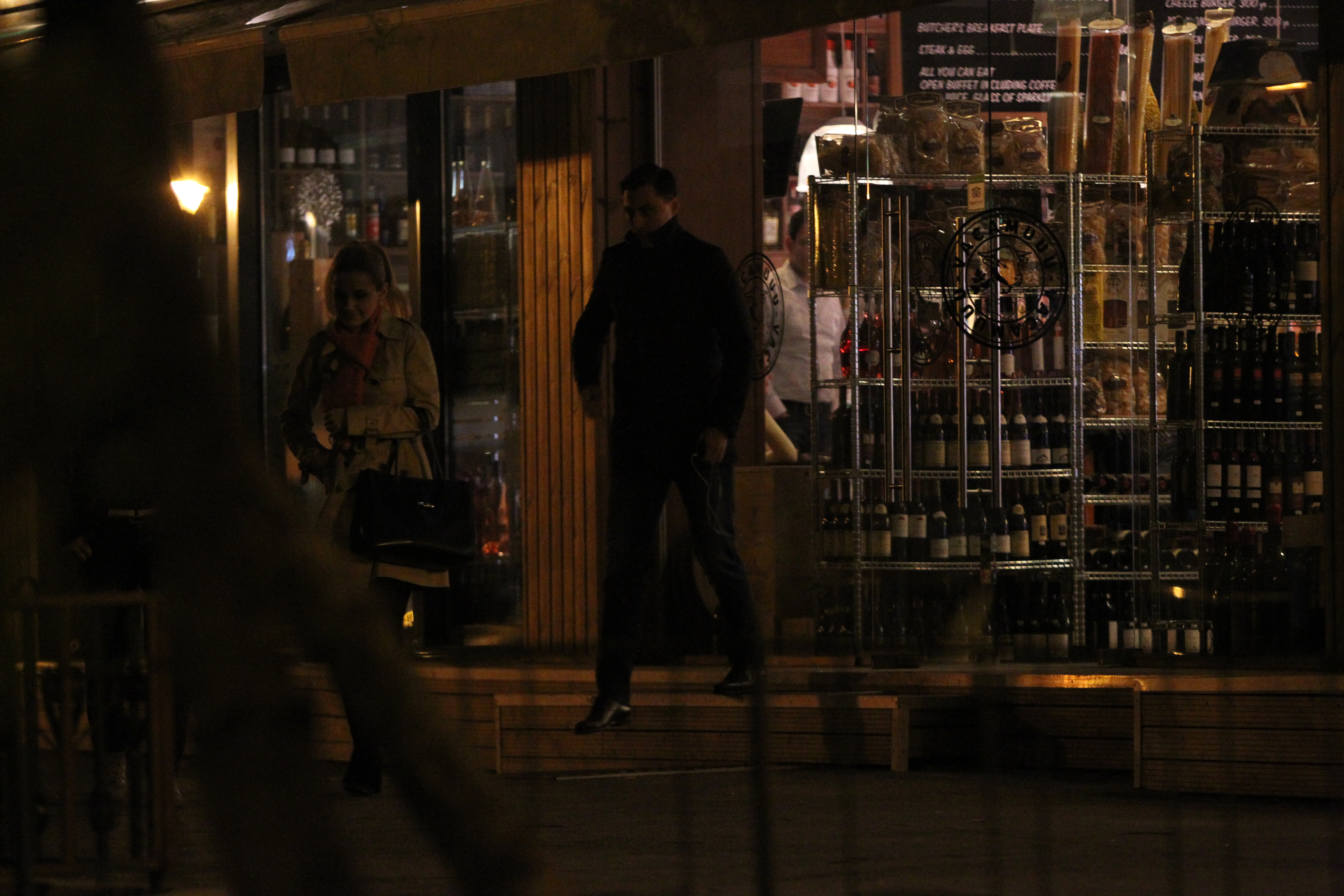 Dupa cina, Alina si Alexandru Ciucu fac o plimbare pe jos pentru a arde caloriile