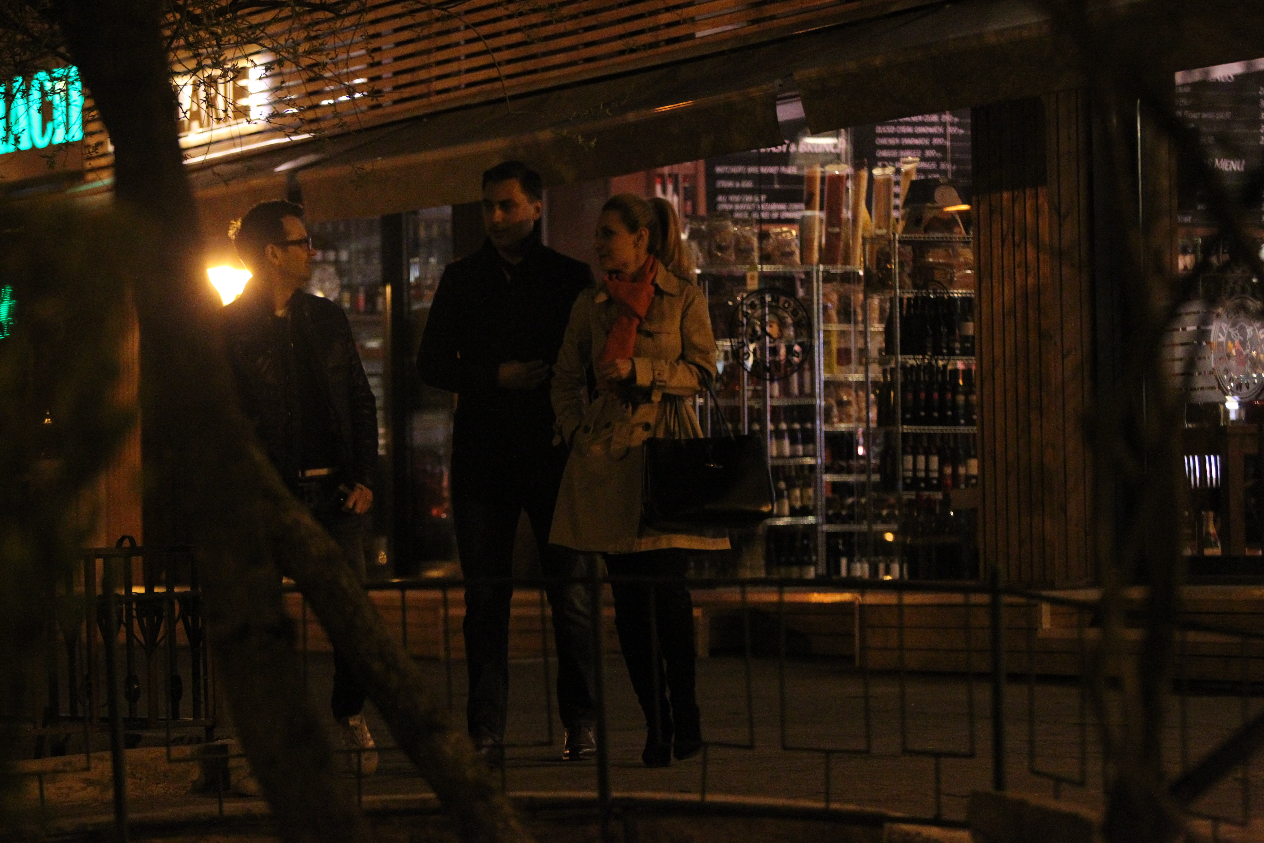 La iesirea din restaurant cei doi se intalnesc cu un prieten