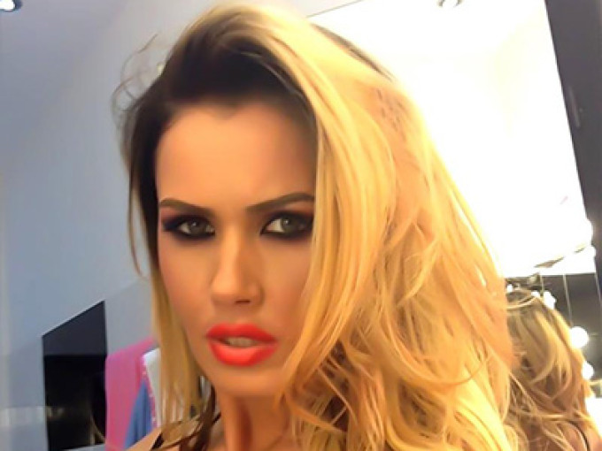 Fotografiile pe care Oana Zăvoranu le-a ţinut ascunse până acum! Uite cum arăta blondina, dar şi mama ei, când fiecare avea 18 ani