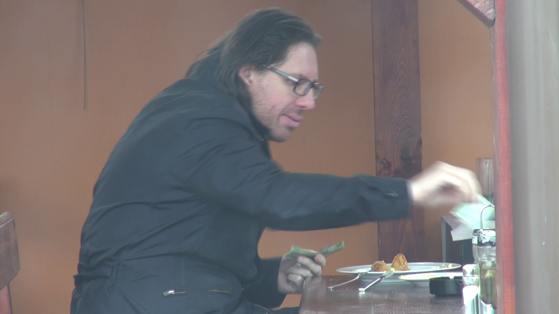 Fie nota nu era una mare, iar artistul a lasat bascis american, fie s-a zgarcit, cert este ca i-a lasat ospataritei doar un leu