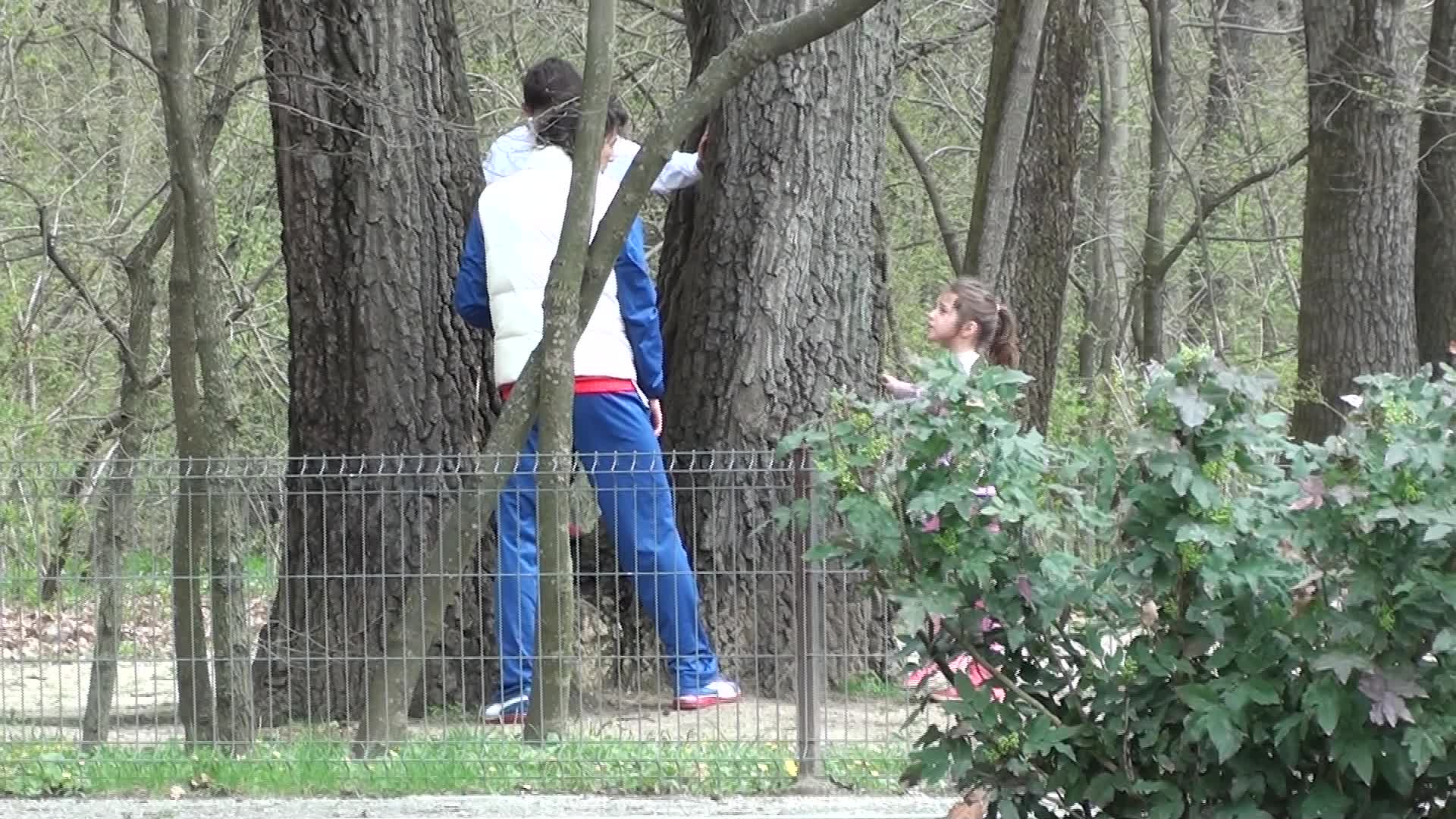 Extrem de grijuliu, George isi da fiul jos din copac