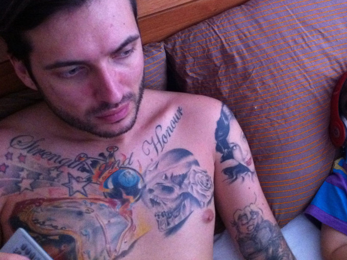 Oxy, fostul iubit al lui Ruby, este plin de tatuaje