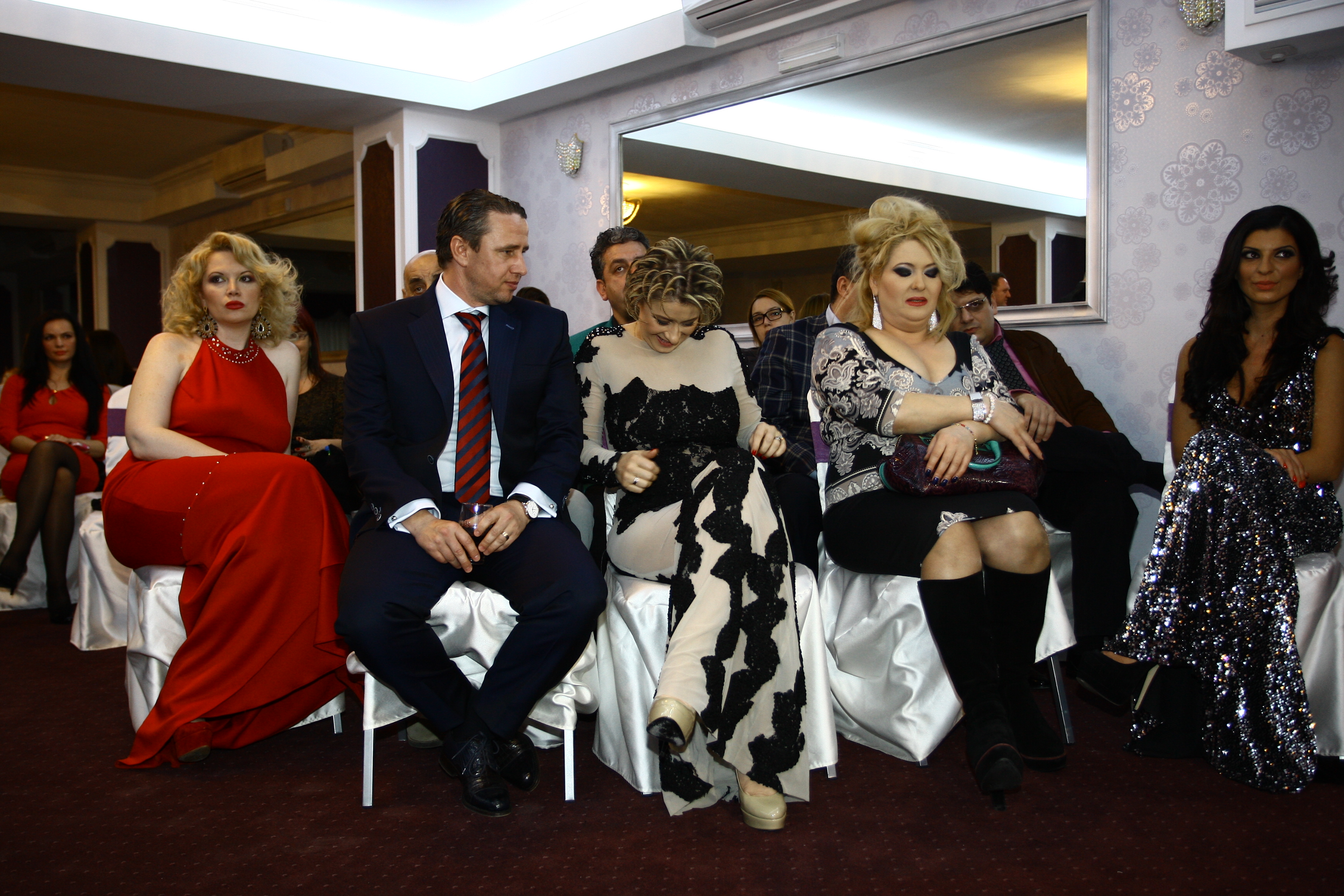 Anamaria Prodan priveste mandra catre burtica ei