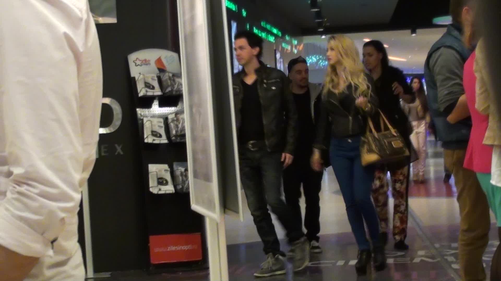 Keo si-a scos iubita la plimbare in mall