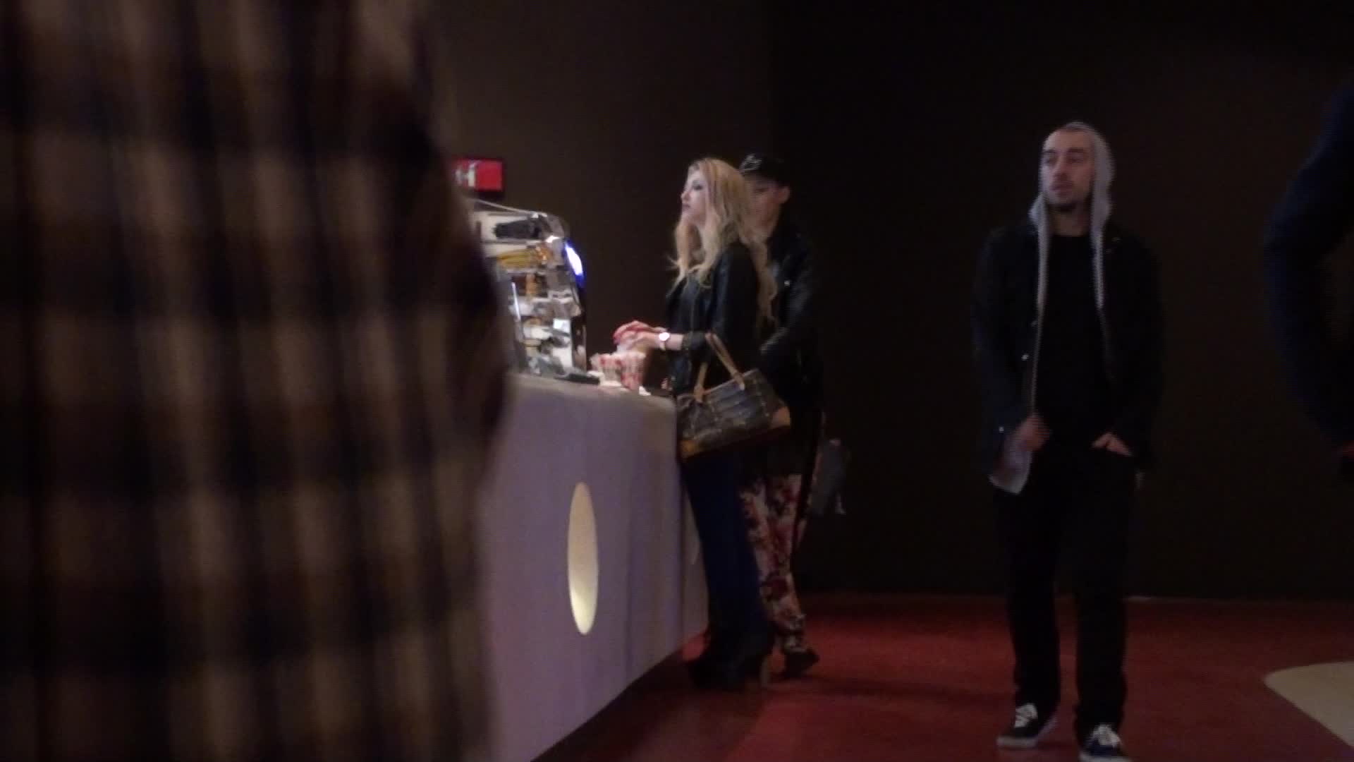 Cei patru merg la cinematograful din mall, iar Andreea plateste tot: biletele, floricelele si sucurile