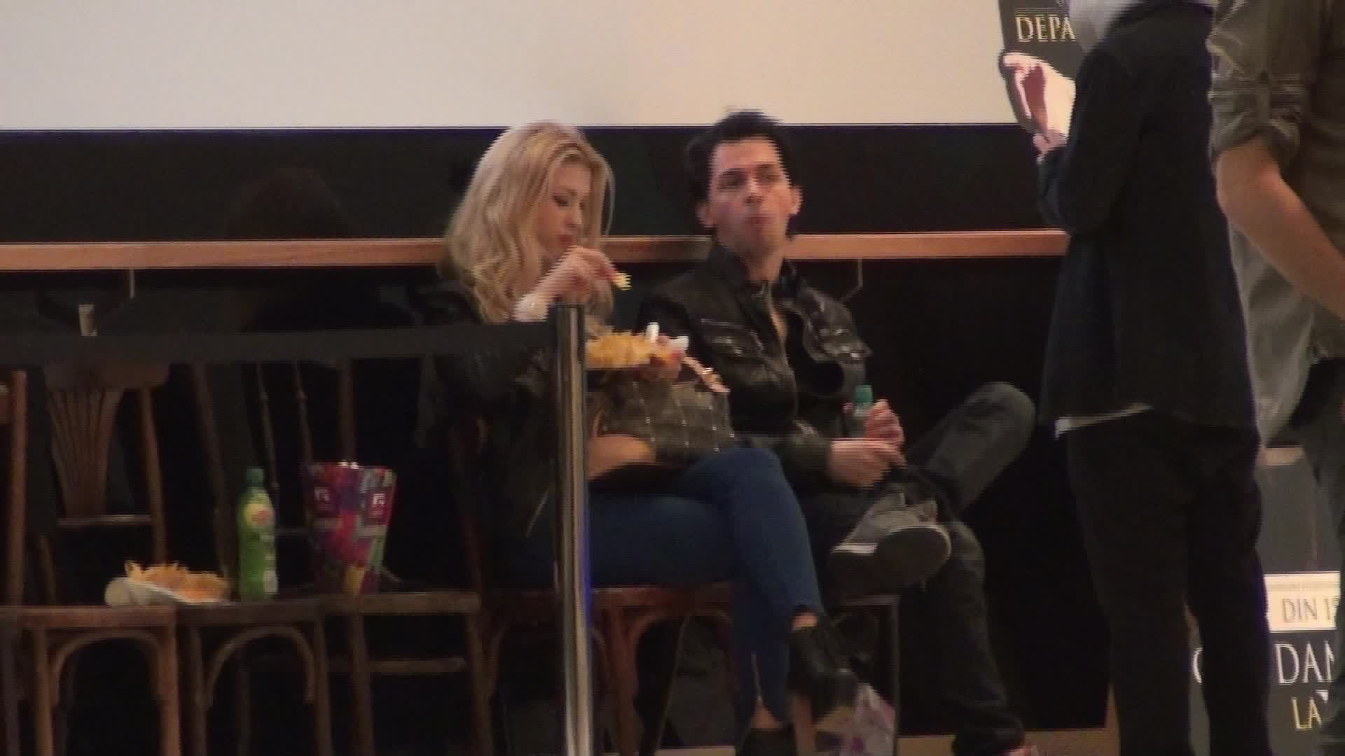 In asteptarea cuplului de prieteni, Andreea si Keo mananca floricele si nachos