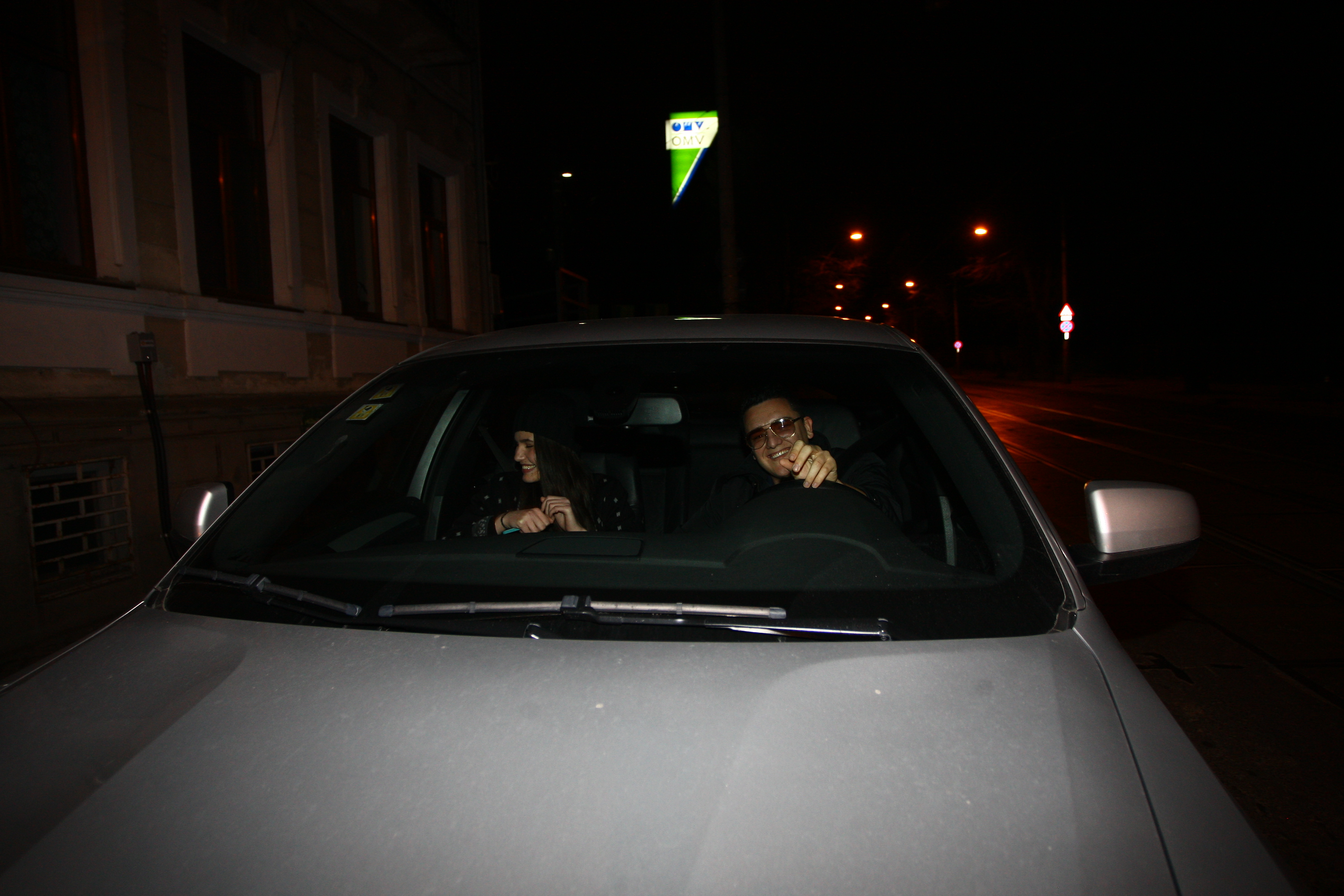 Lucian Stefan a fost fotografiat de paparazzii CANCAN, la ceas de seara, in compania brunetei Maria