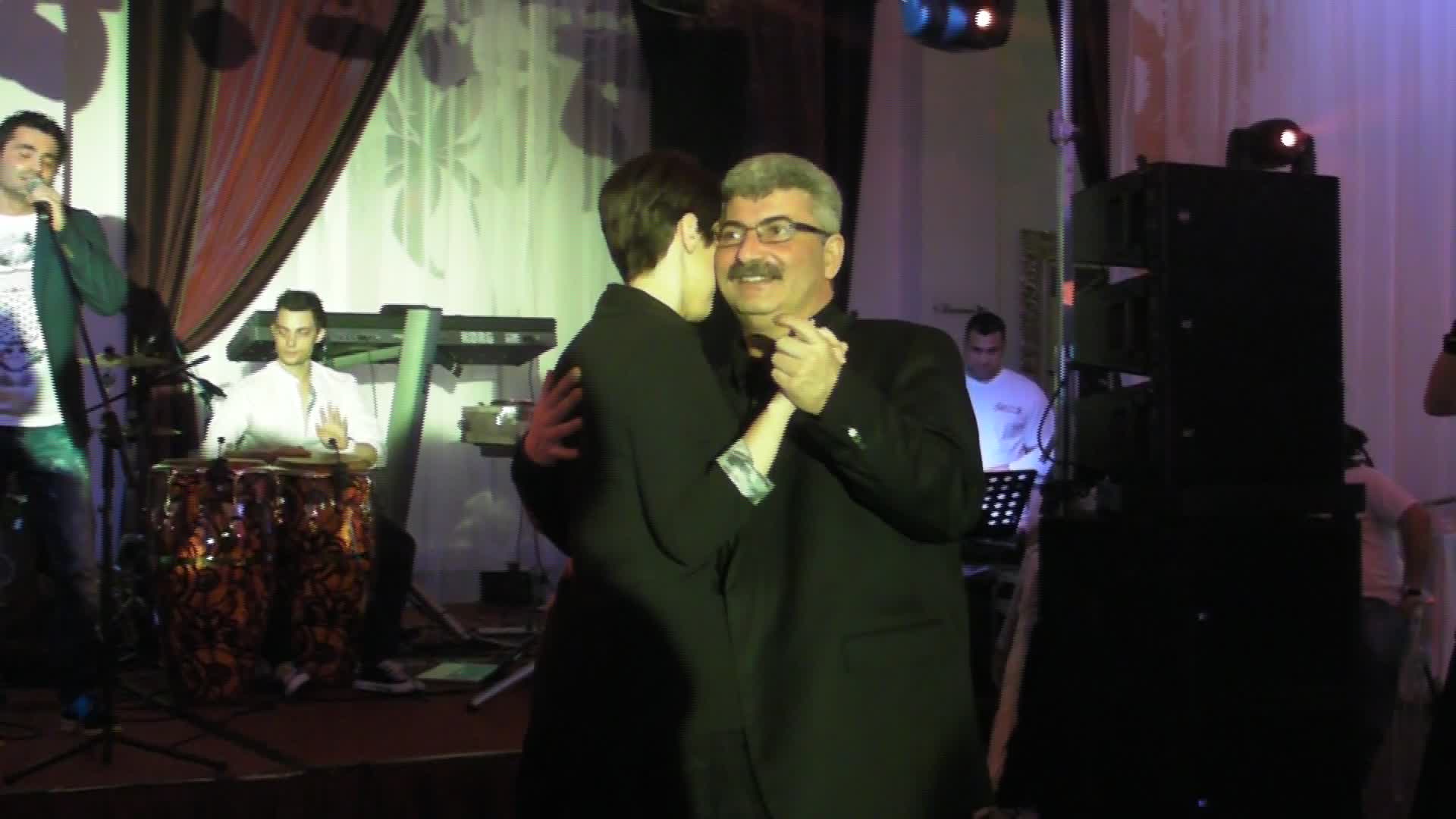 Silviu si Ramona au dansat impreuna, sorbindu-se din priviri