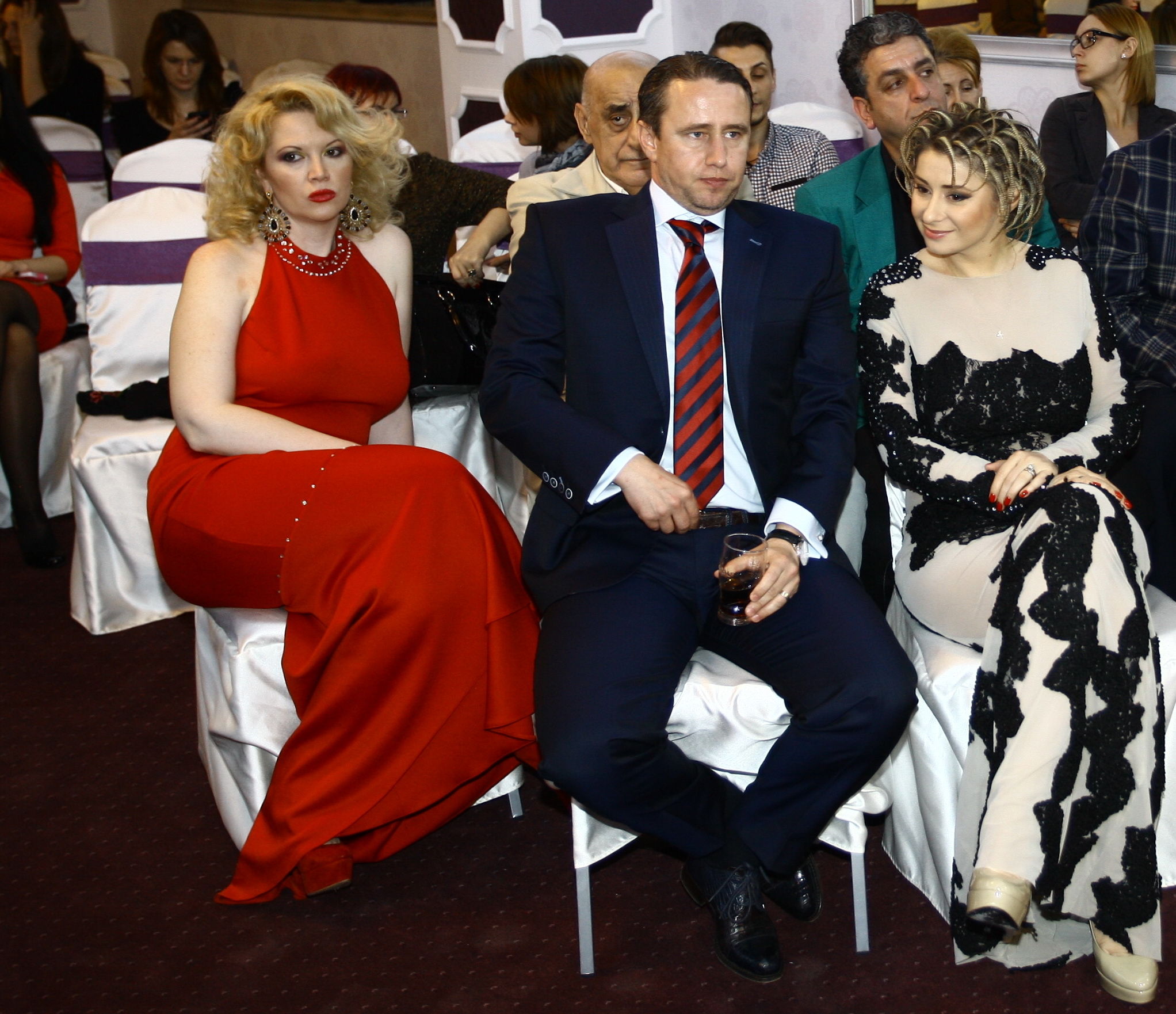 Machiajul a transformat-o radical pe Oana Lis