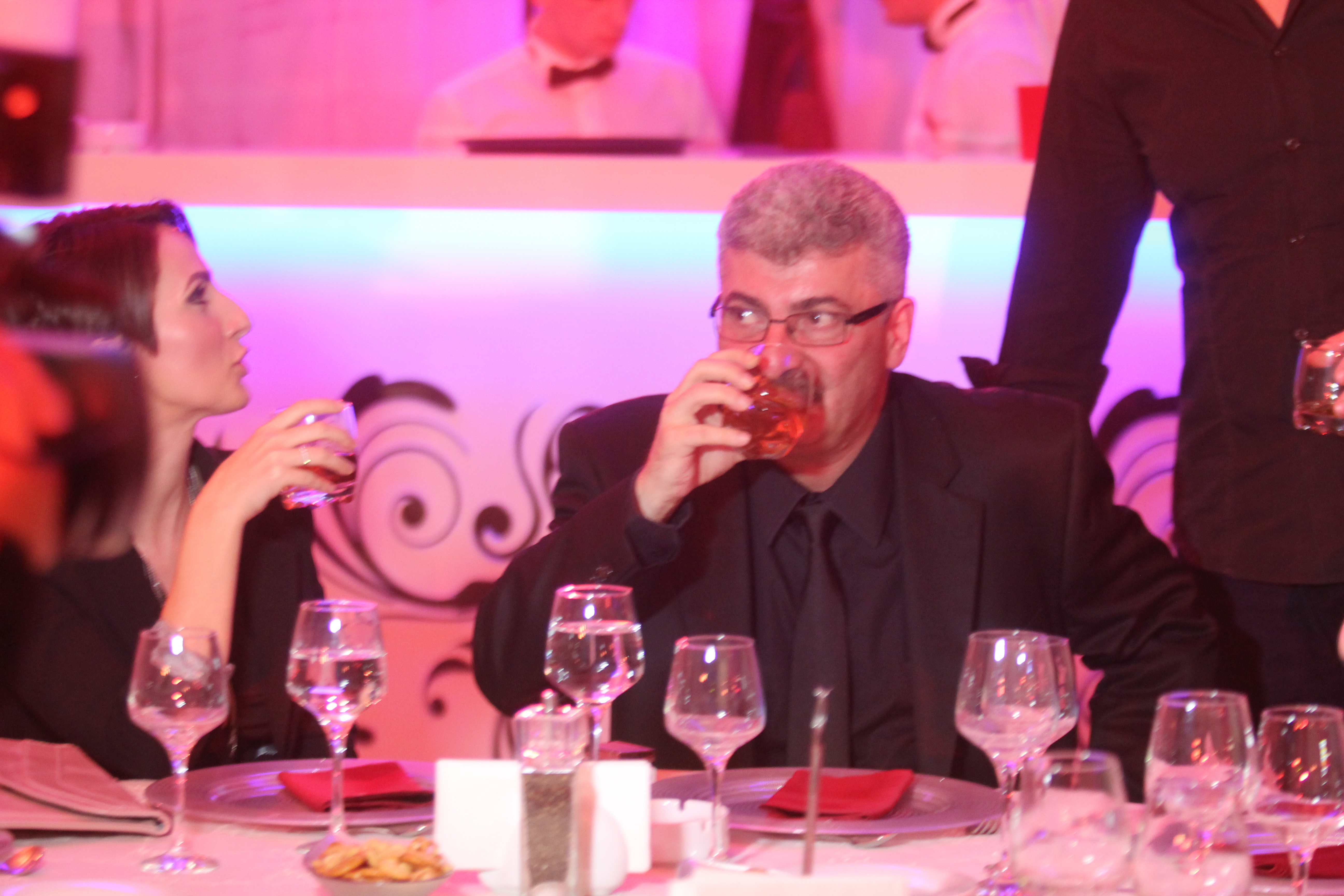 Silviu si iubita sa au un viciu comun: Whisky-ul