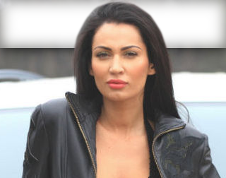 Bruneta se pregateste sa-si imbunatateasca aspectul gatului