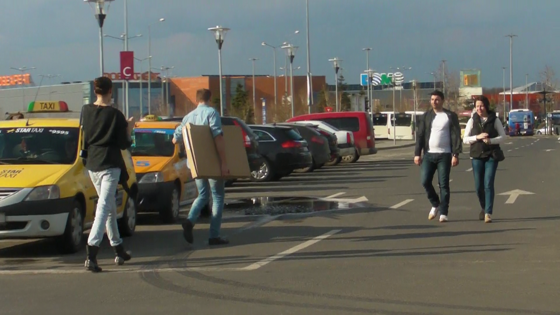 Brotnei a facut o demonstratie de forta carand singur cutia voluminoasa