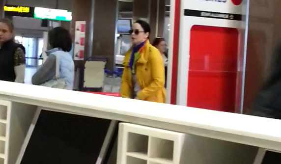 Andreea Marin a ajuns la aeroport imbracata lejer, purtand o pereche de ochelari de soare