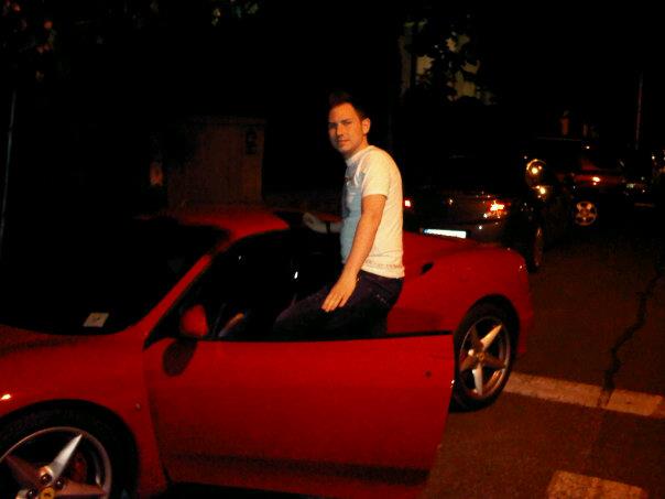 Andrei conduce un Ferrari