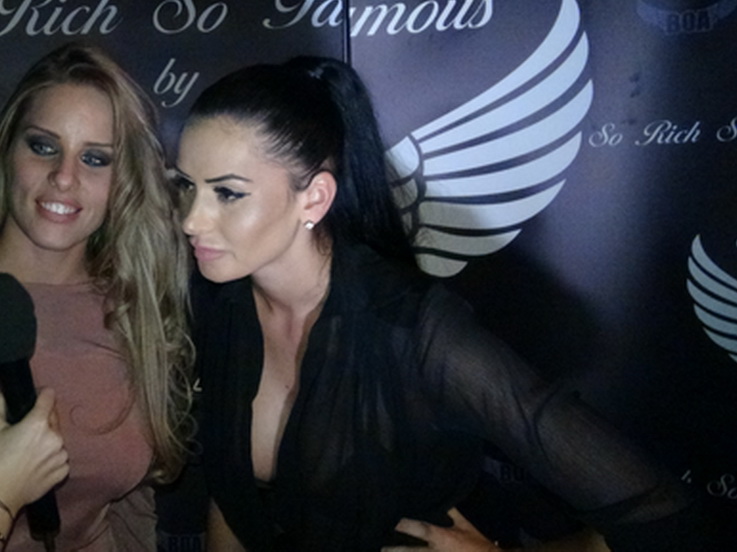 Pentru ca nu au iubiti, cele doua ies in fiecare weekend sa se distreze