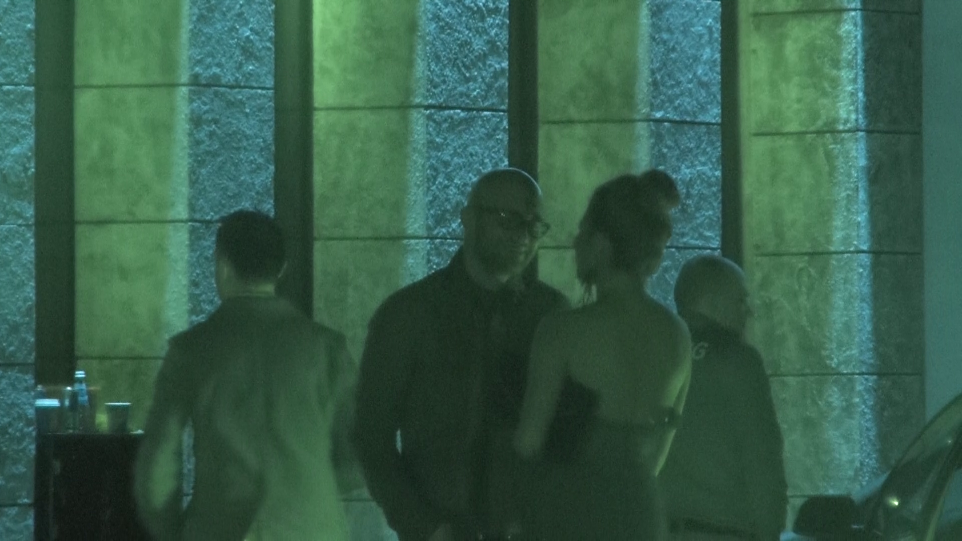 O tanara l-a condus pana la iesirea din club