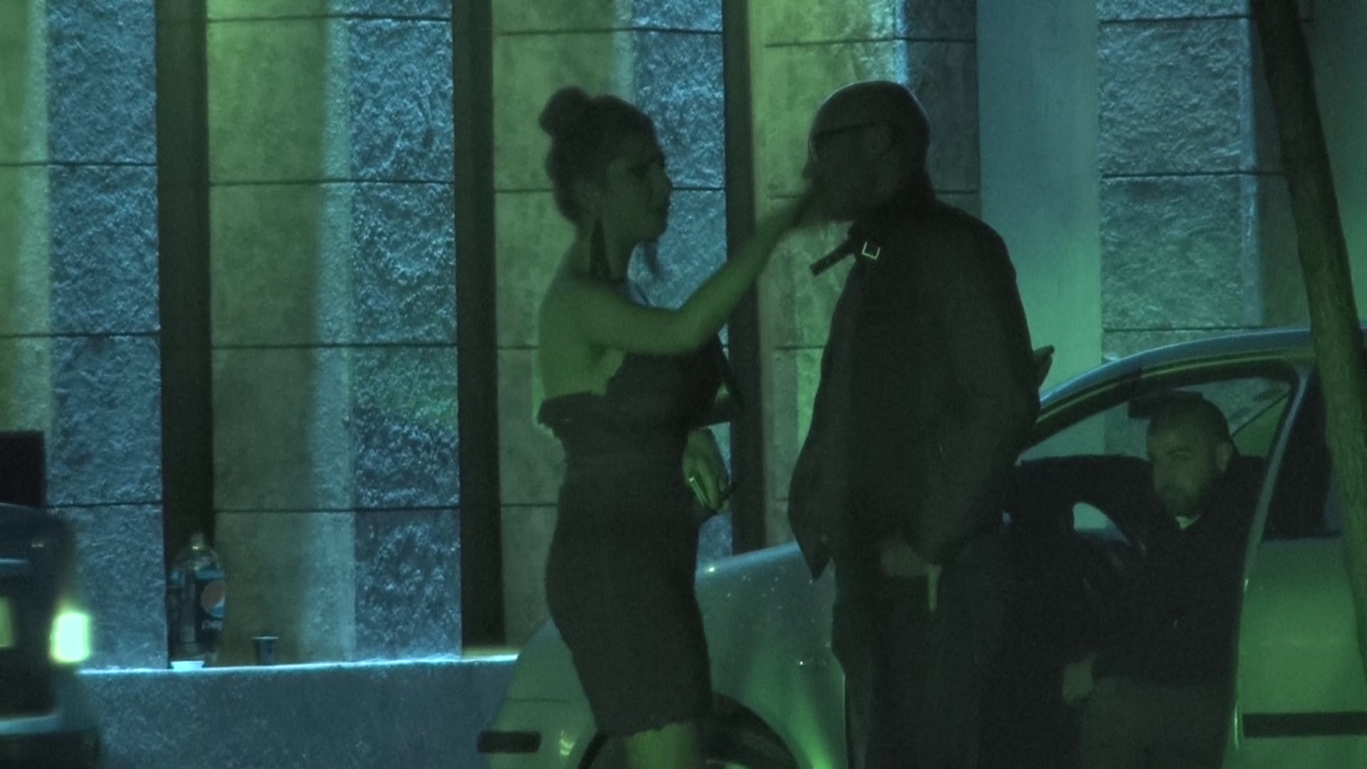 Femeia incerca sa ii explice ceva lui Bendeac insa acesta parea mai mult absent la discutie