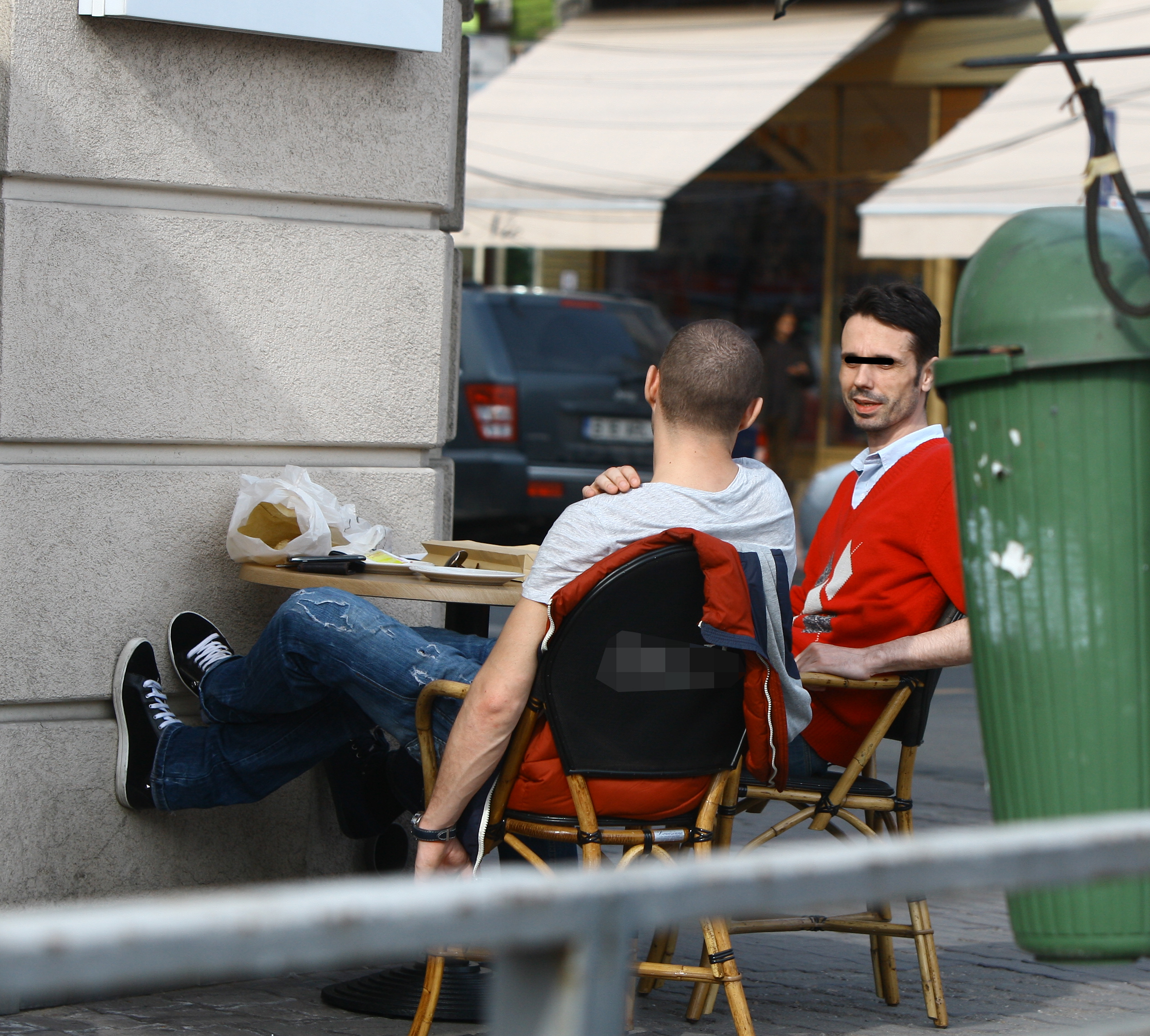 Draghia nu a fost deranjat de cosul de gunoi din spatele sau si si-a pus picioarele pe peretele localului