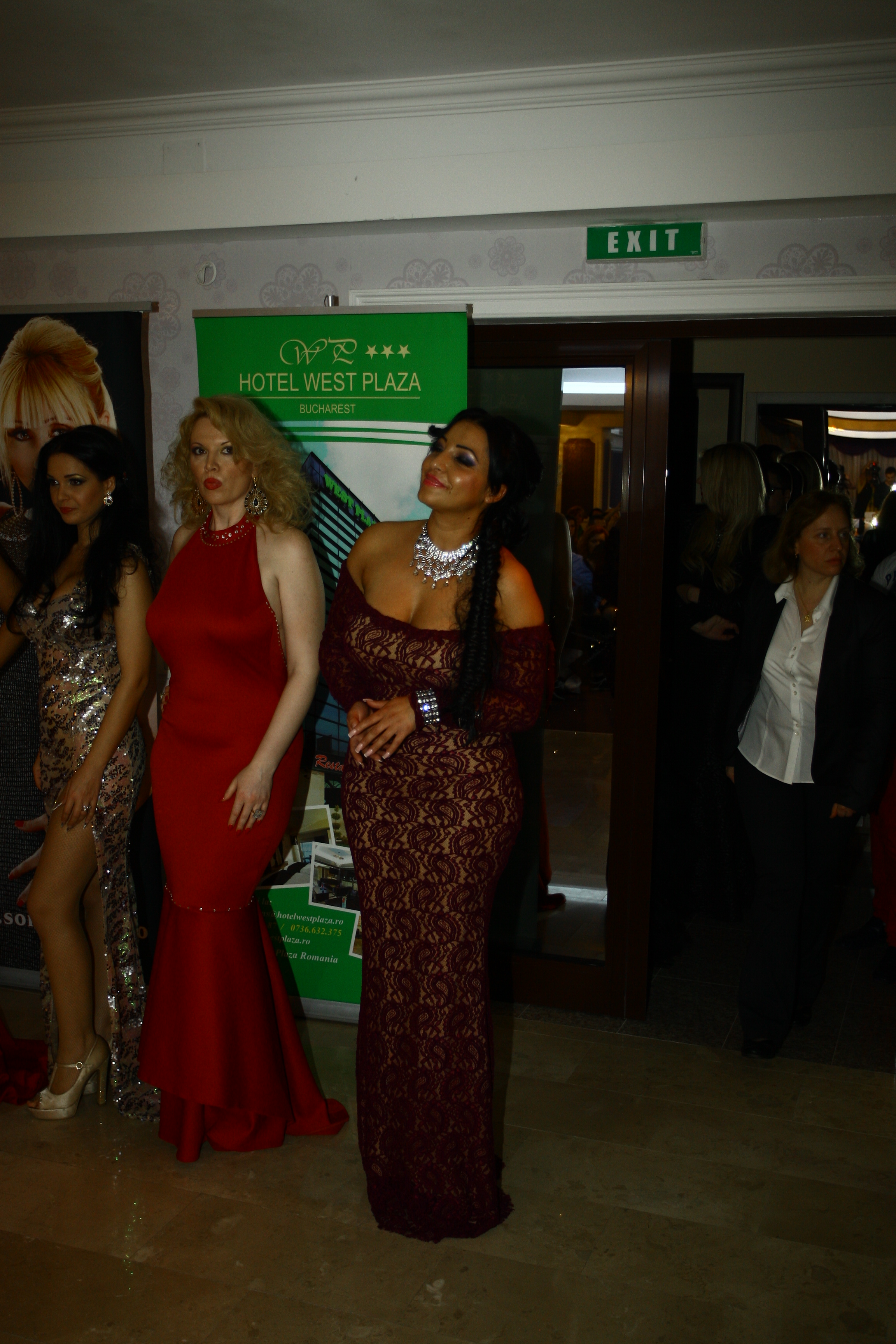 Desi are forme rubensiene, cantareata Cristina a optat pentru o rochie mulata