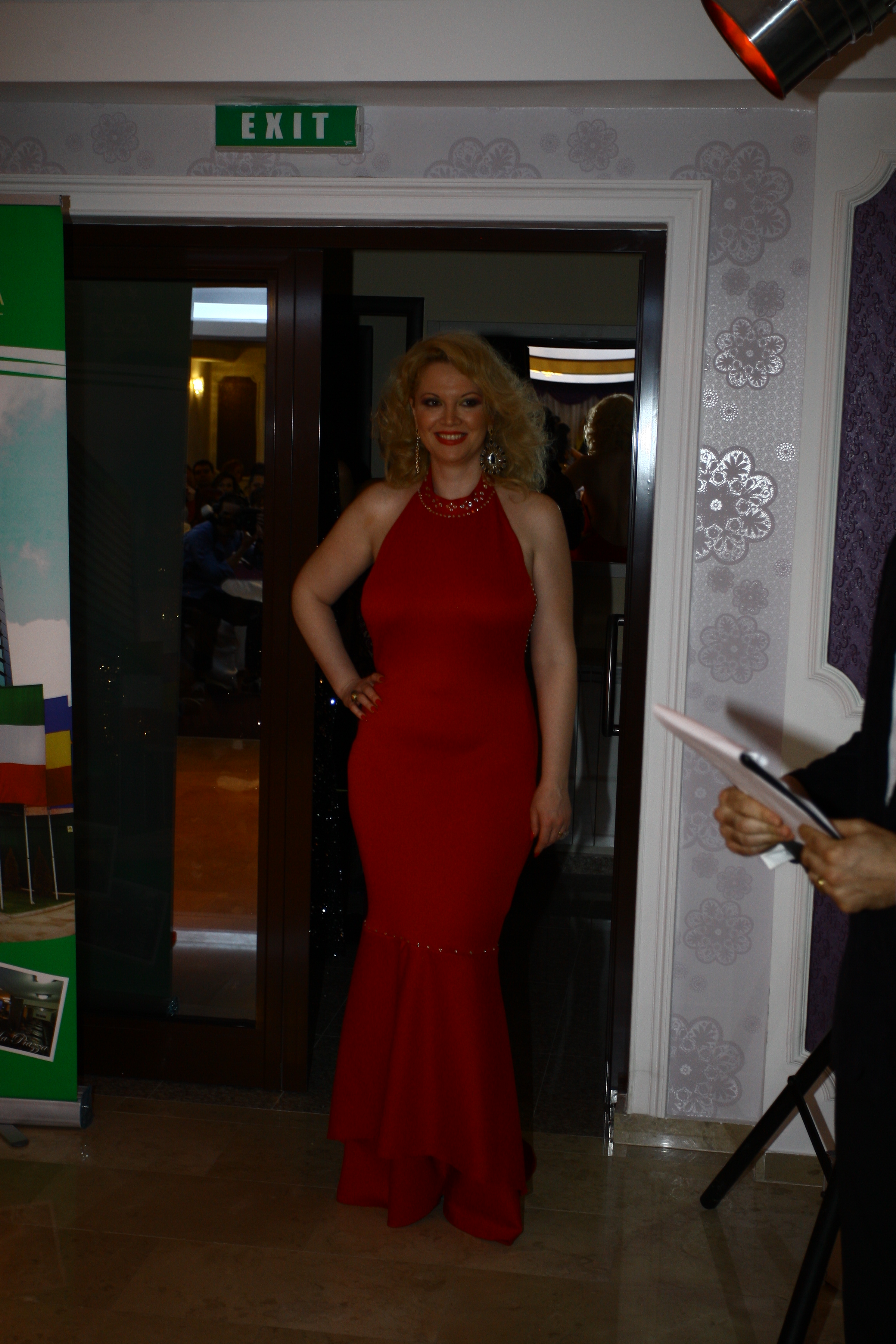 Oana Lis parca a facut o obsesie pentru culoarea rosu, alegand mereu astfel de rochii