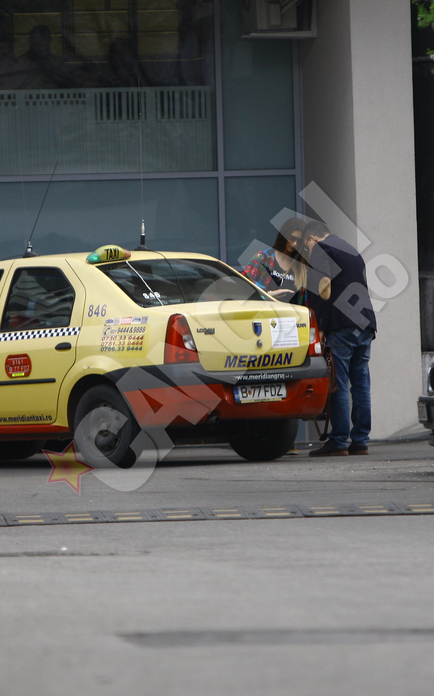 Cei doi au mai ramas putin de vorba, iar cantareata i-a aruncat un zambet cald in momentul despartirii