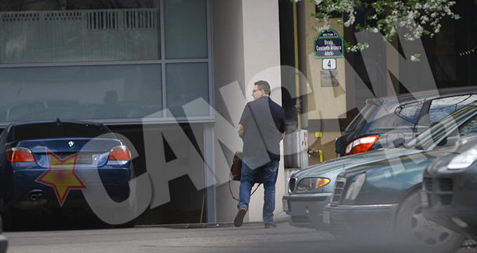 Dupa plecarea artistei, impreasrul a privit lung in urma ei