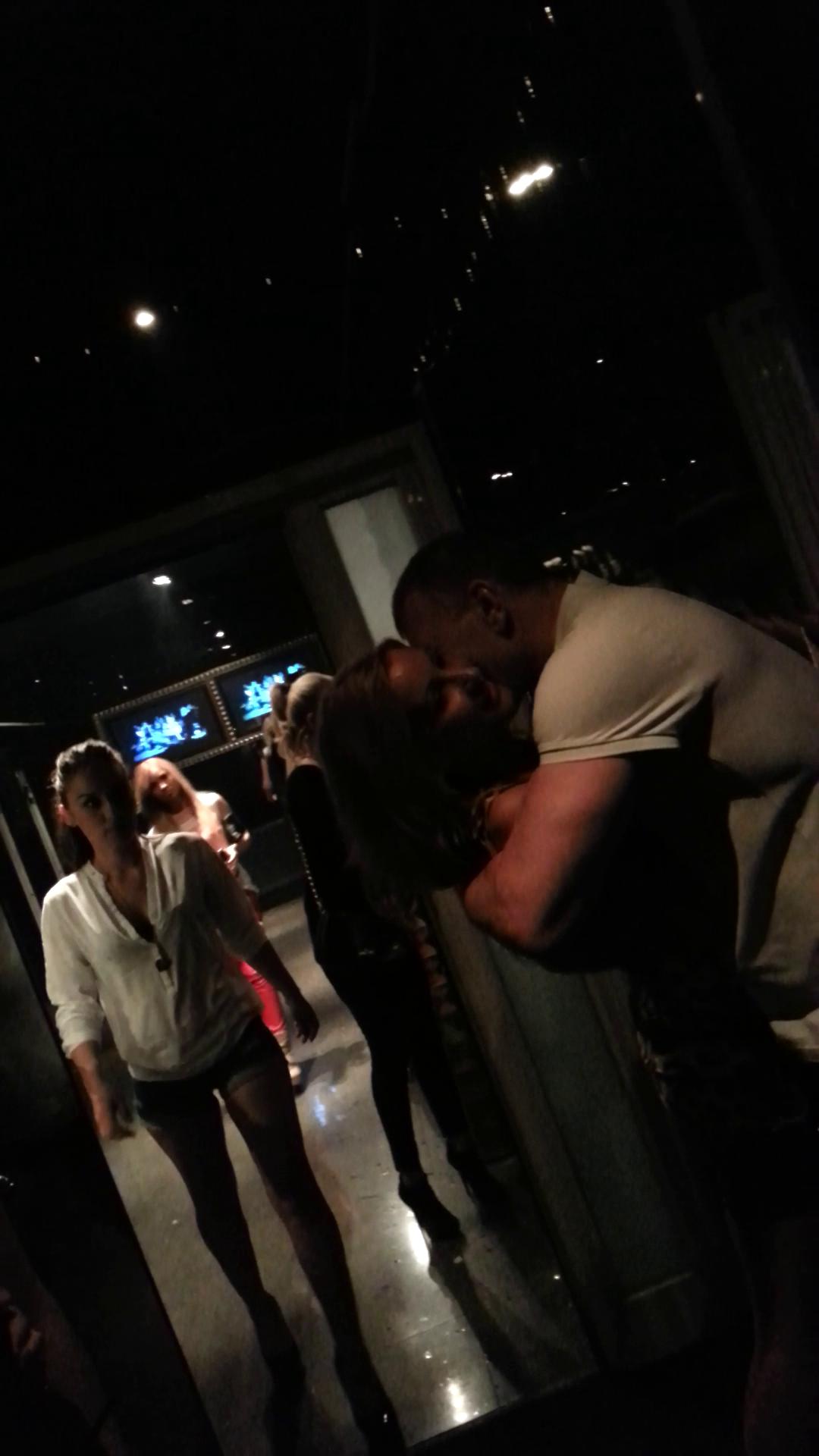 Tolea a profitat de faptul ca fata s-a dus singura la baie pentru a o aborda