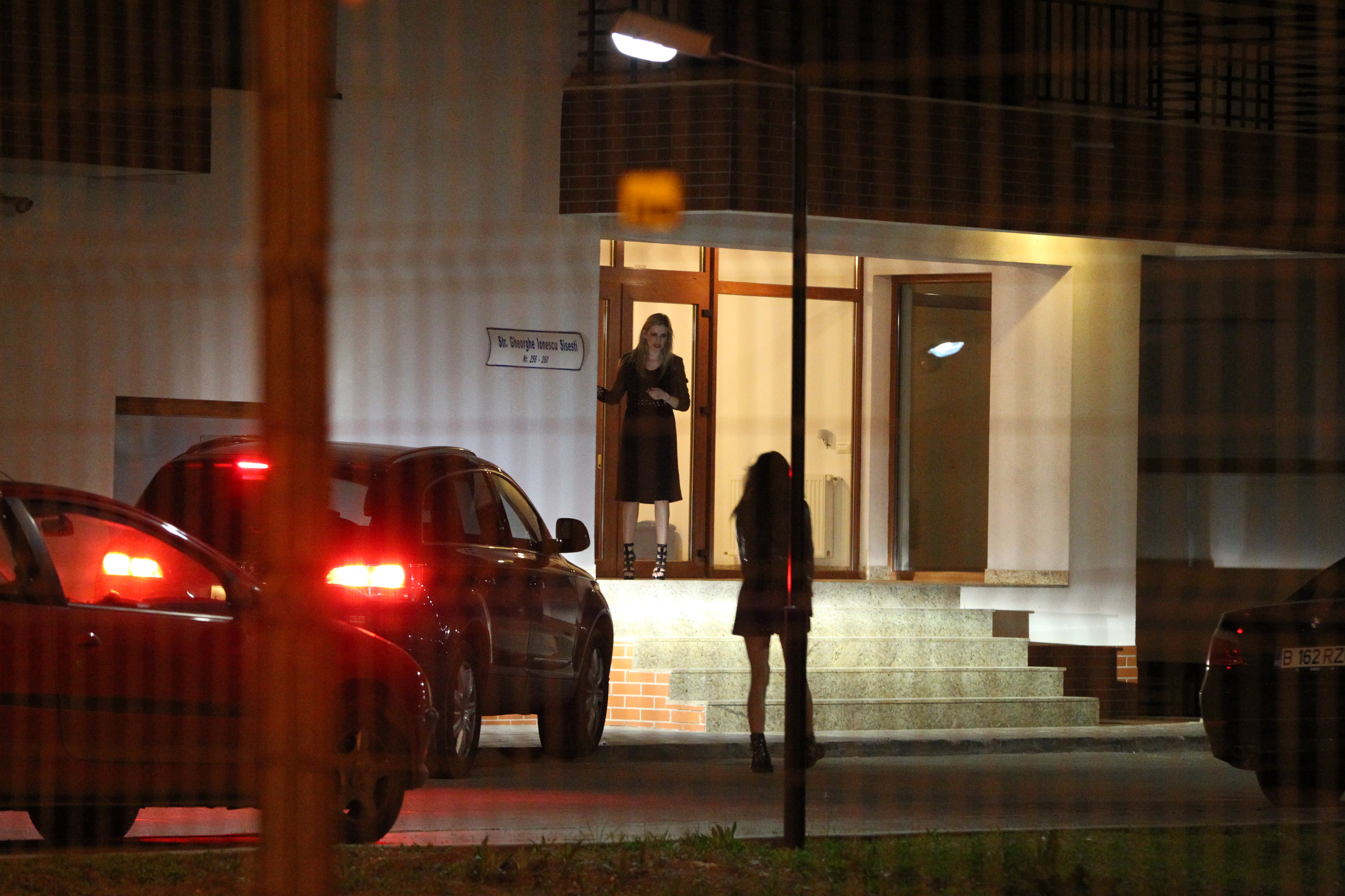 Cei doi barbati o conduc pe Alina si prietena ei pana la apartamentul cantaretei