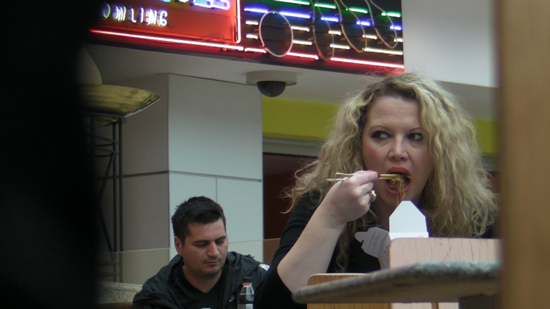 Anul trecut, Oana Lis nu avea nicio retinere sa infulece pe nerasuflate mancare de la fast-food!