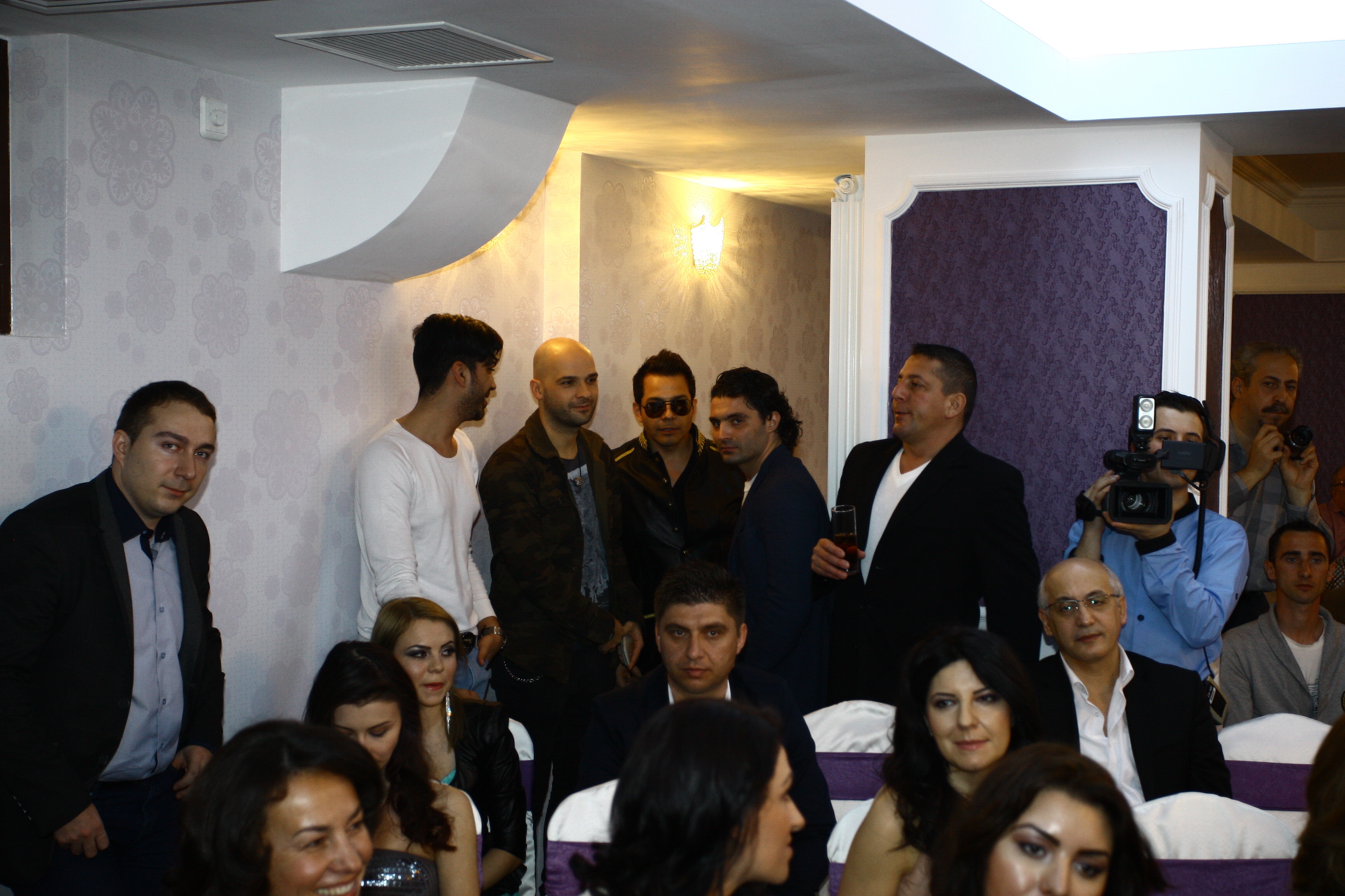 Artistul si-a facut aparitia la un alt eveniment tot alaturi de cumnatul sau