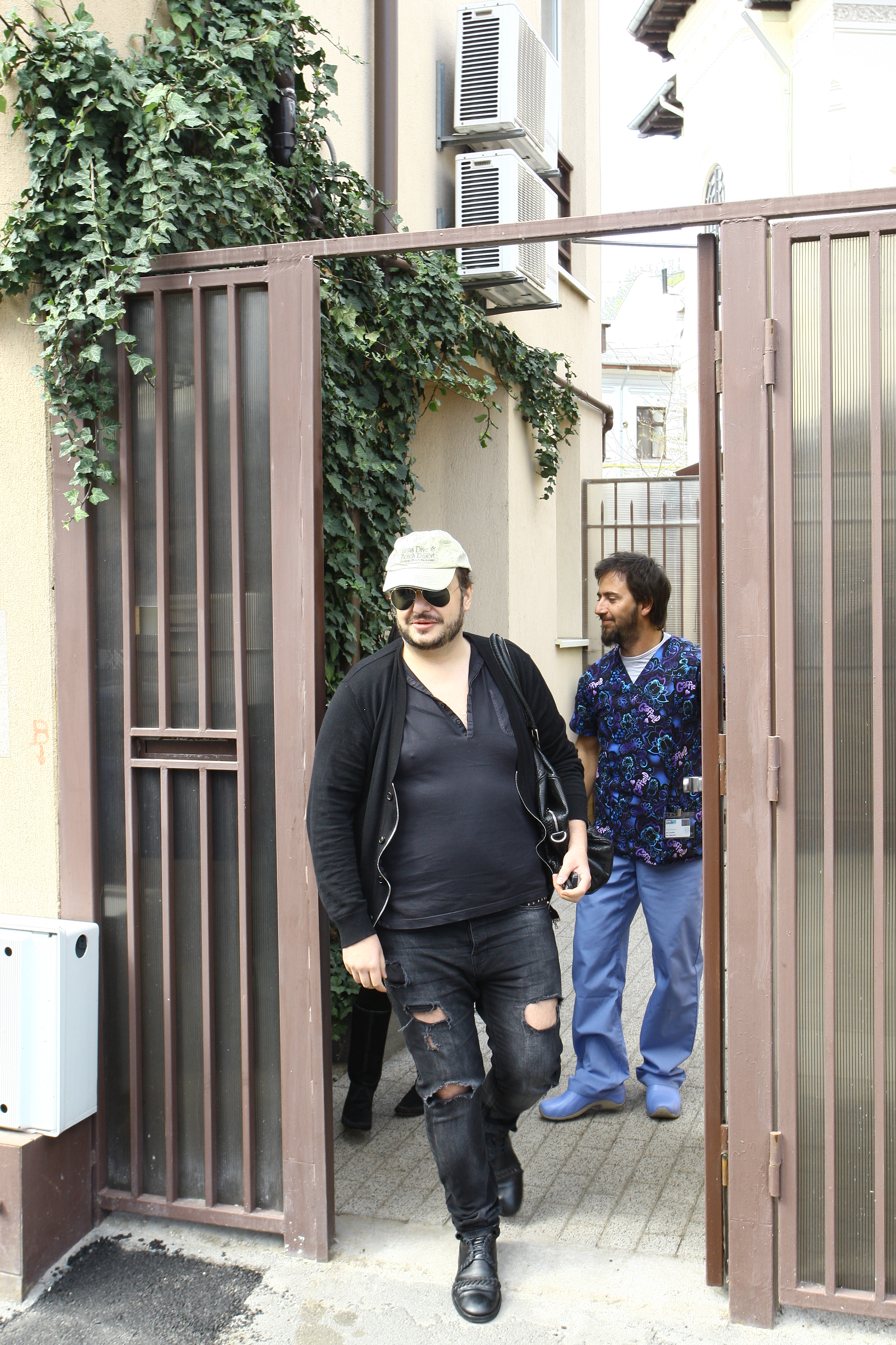 Dupa sase ore, cat a durat interventia, Ciobanu a parasit clinica avand capul acoperit