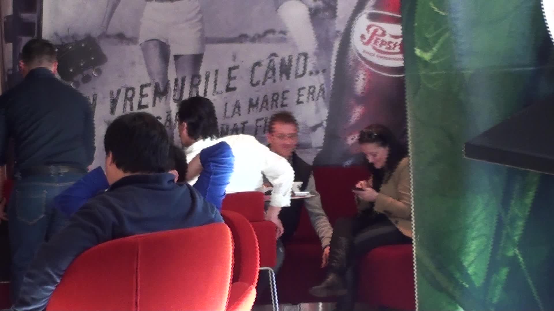 Fotbalistul este curios sa citeasca un mesaj primit de bruneta