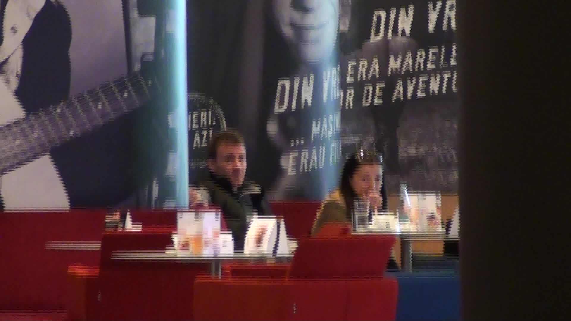 Mitea a incercat sa stea cat mai departe de bruneta cu care a iesit in oras