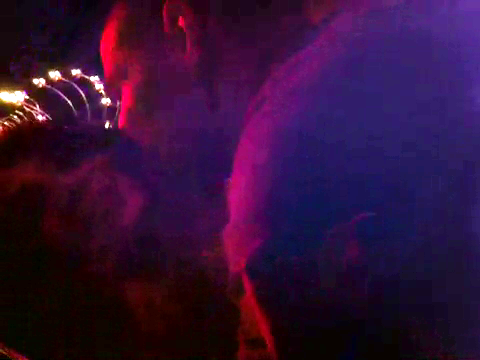 Fostul manechin a flirtat in club cu un tanar ce parea fermecat de frumusetea acesteia