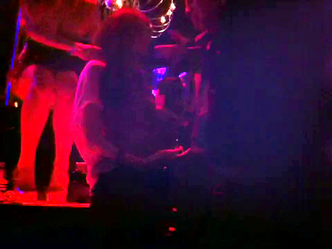 Elena a dansat de mama focului cu mai multi barbati din club