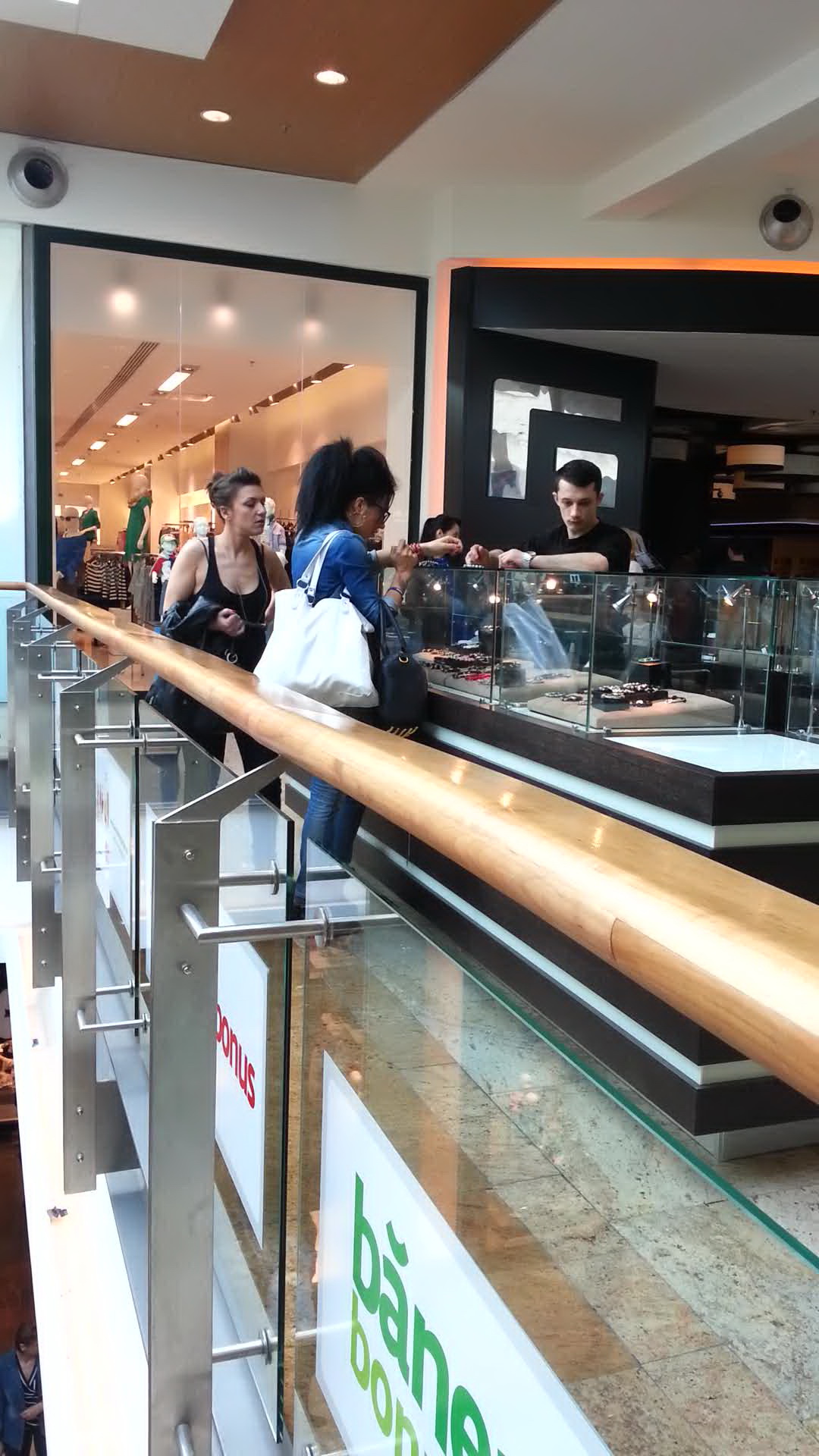 Dj-ita are o colectie de peste 100 de bratari din piele