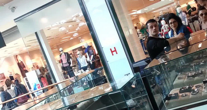 Bruneta da si 300 de euro pe o bratara, daca ii place extrem de mult