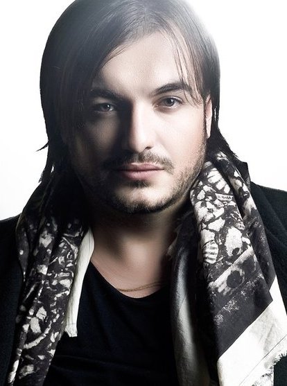 Razvan ciobanu dormit cu capul intre doua perne avand mare grija sa nu isi atinga zona cu implanturile