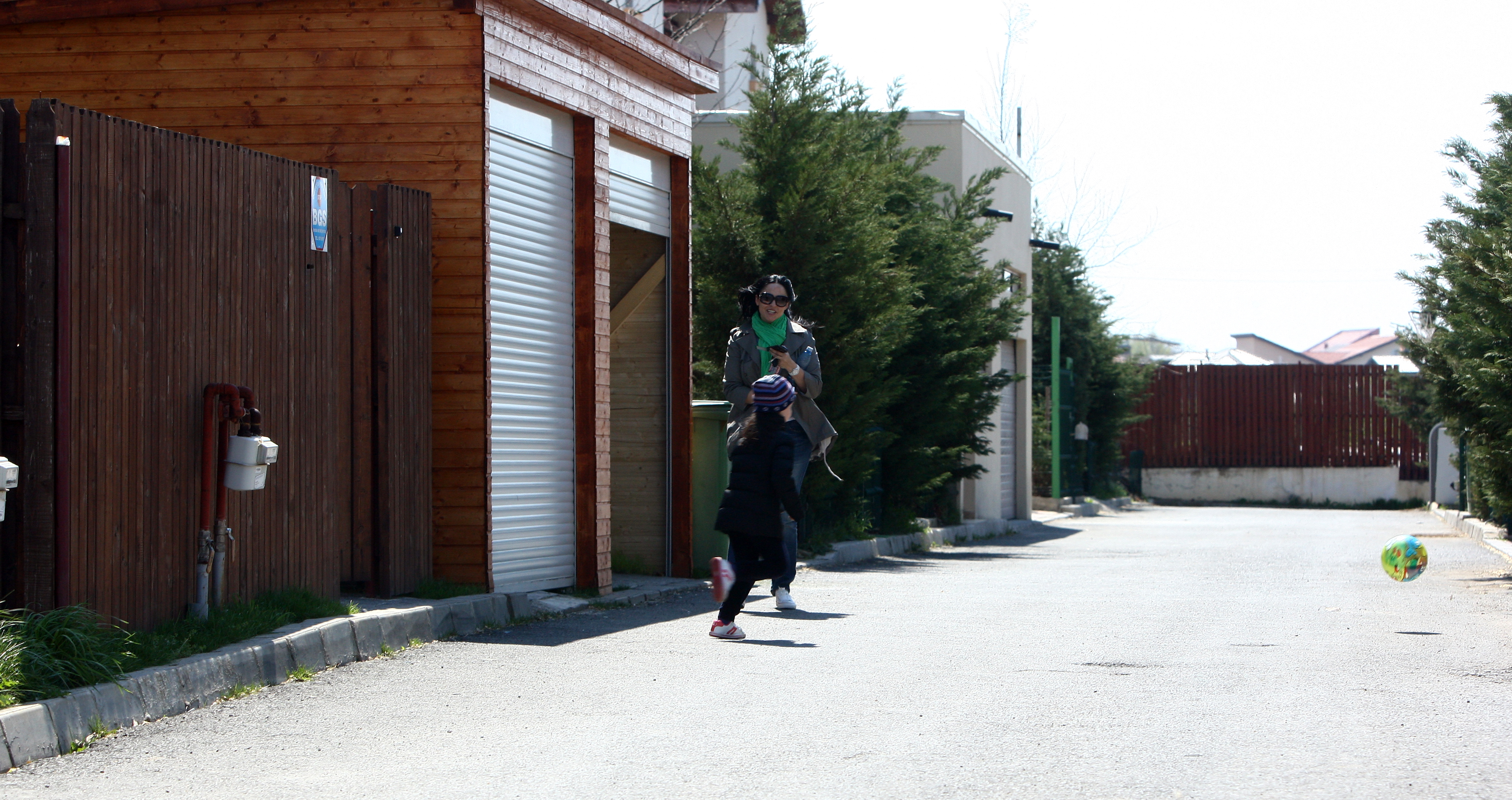 Cele doua se antreneaza la joaca pe strada