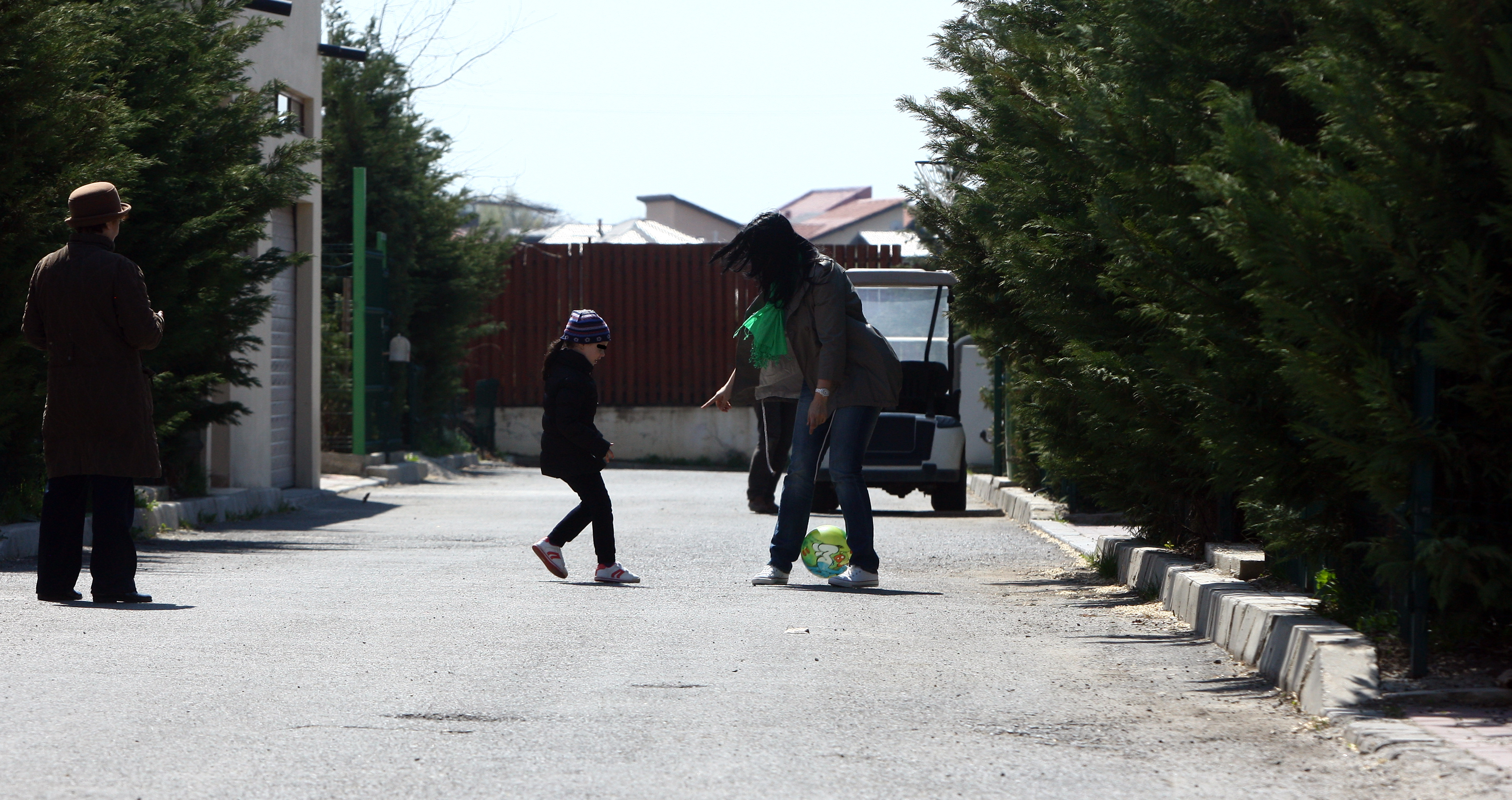 Andreea accepta inclusiv cateva pase cu mingea colorata, chiar daca joaca asta nu e neaparat un domeniu la care sa fie foarte priceputa. Violeta reuseste sa-i strecoare, usor, mingea printre picioare