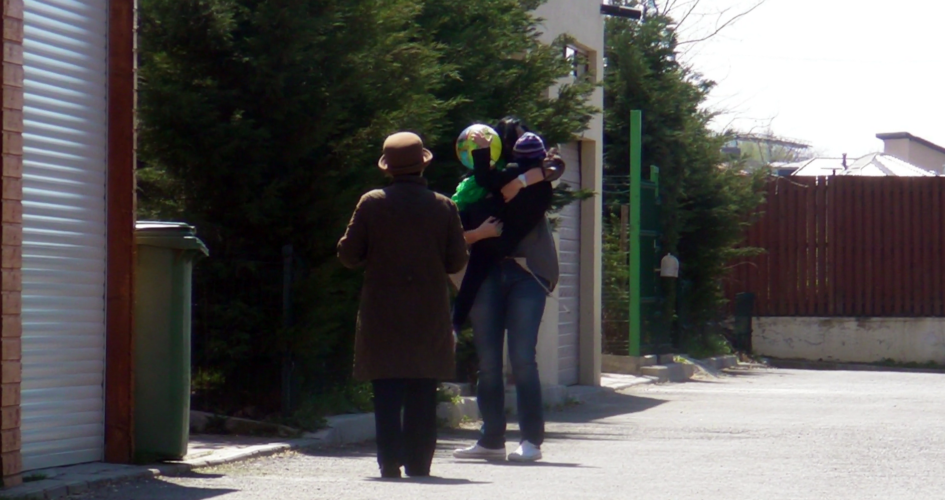 Joaca se incheie cu o imbratisare! Andreea isi ia pe sus copila si o