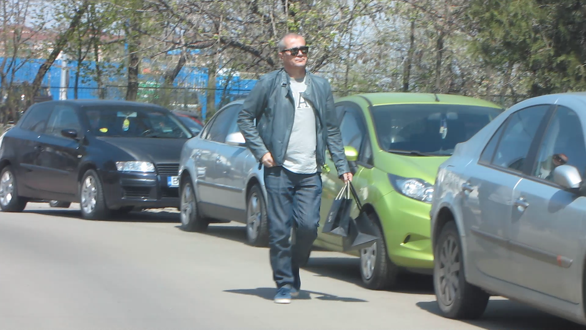 Artistul a ajuns la spital ducand in mana doua pungute cu atentii pentru cei care au avut grija de el in spital