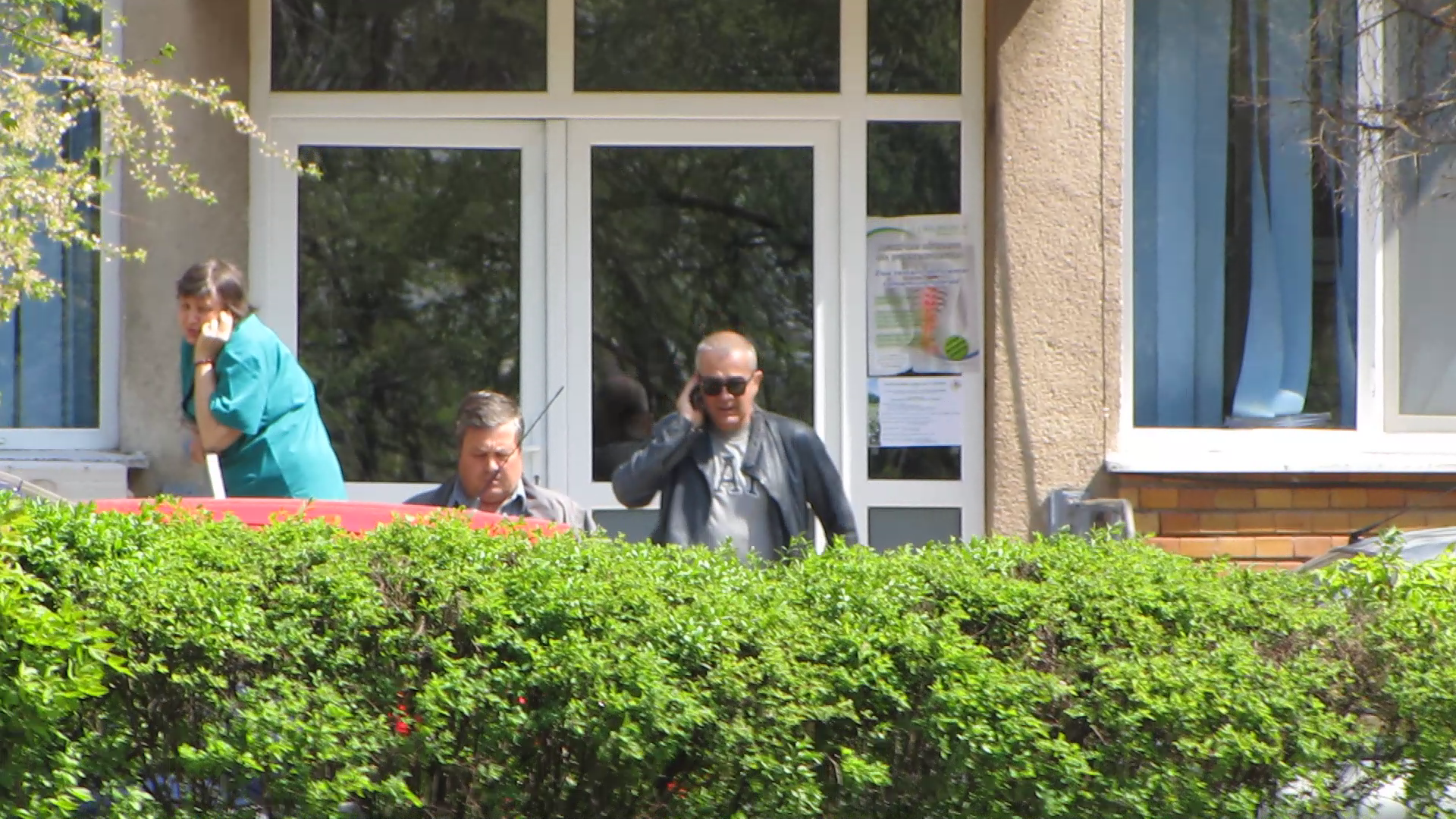 ... si a iesit fara el.