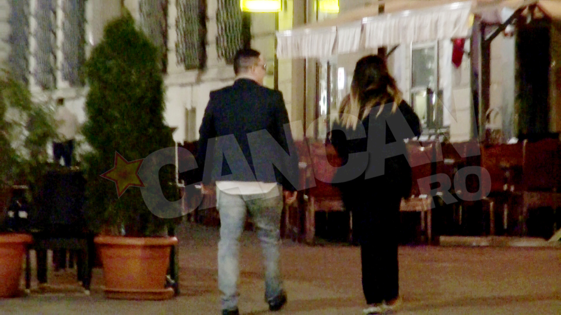 De la spate artista si impresarul ei par doi