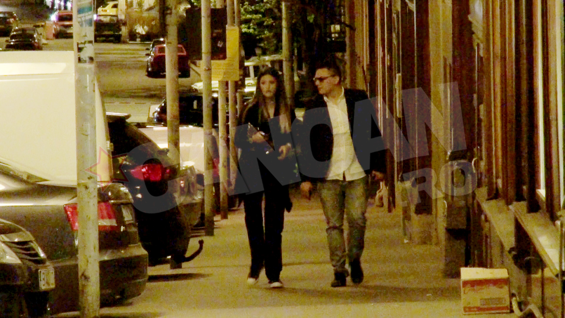 Cei doi merg prin Centrul Vechi