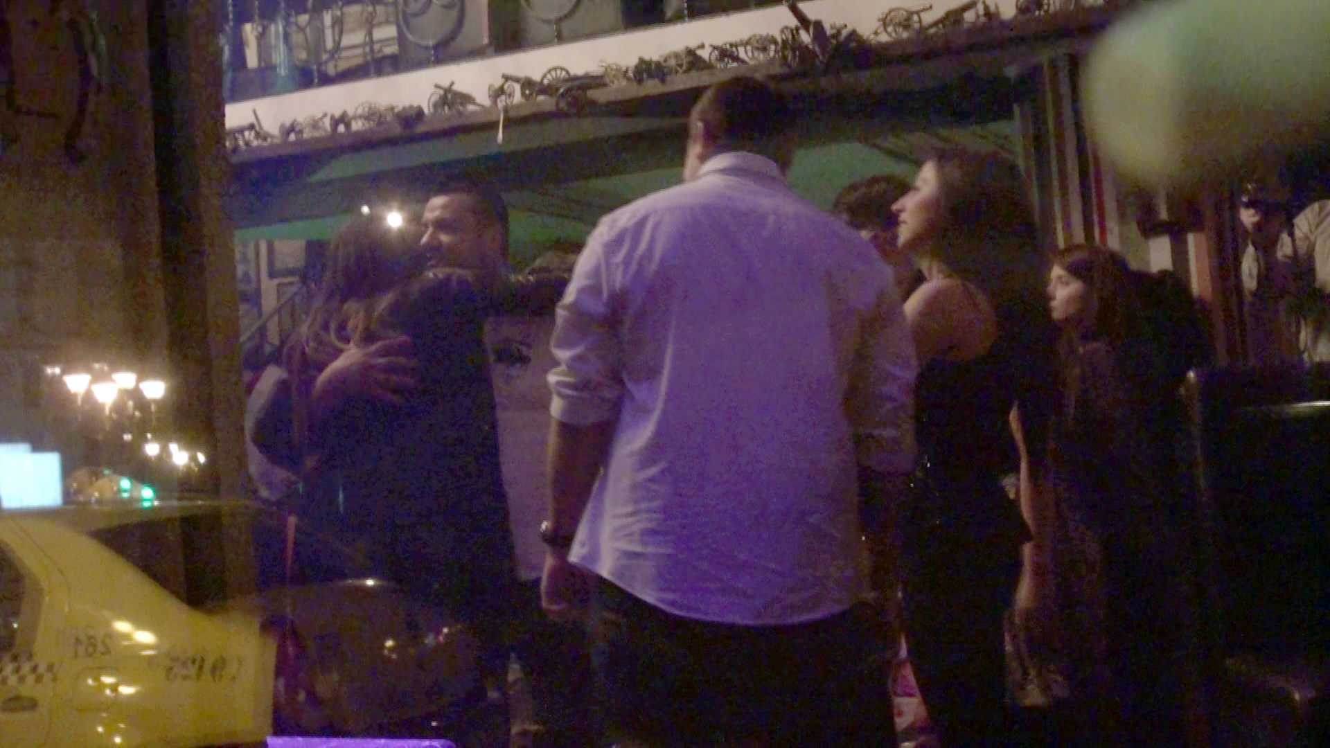 Antonia este felicitata de prieteni