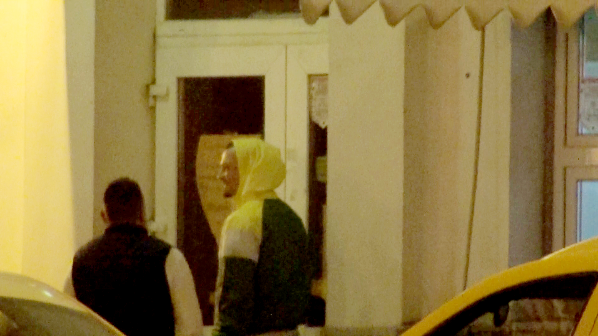 Puya soseste si el la petrecere