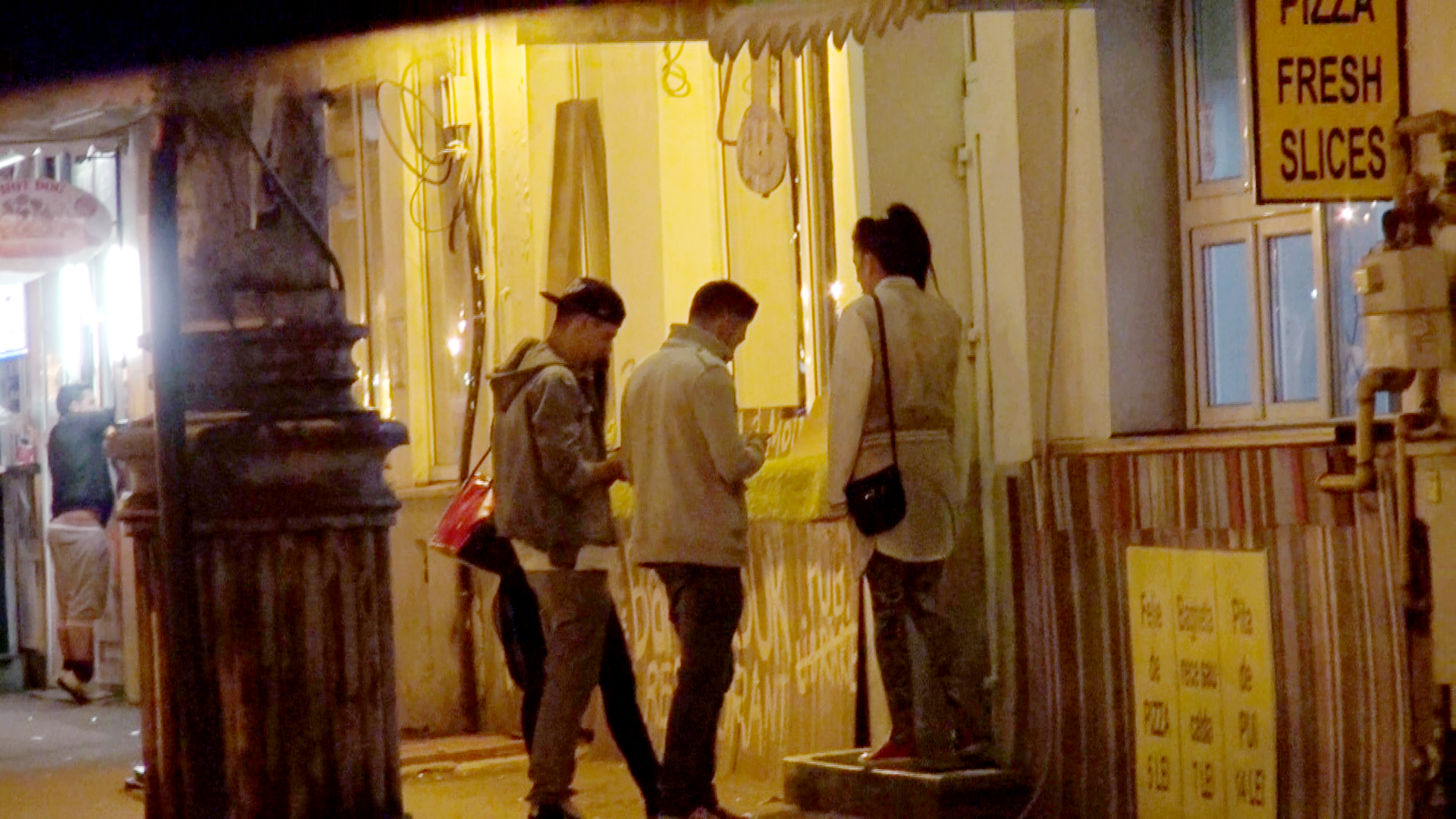 Pentru ca usa era inchisa , invitatii au fost nevoiti sa astepte pana le deschidea cineva