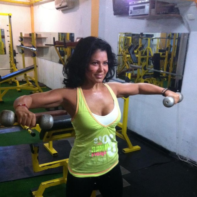 Miki mergea la sala si facea kangoo jumps